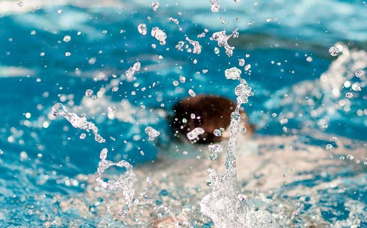 une personne nage dans l'eau d'une piscine