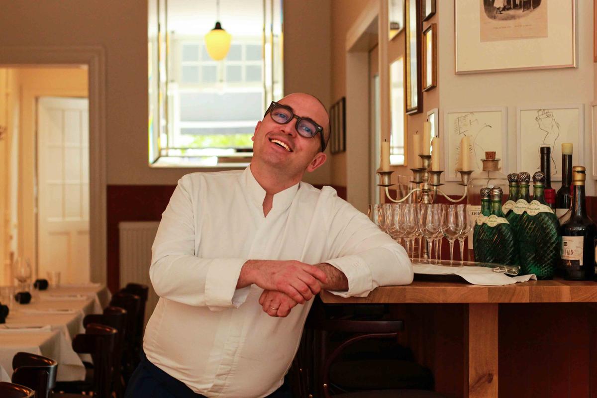 image du chef dans son restaurant