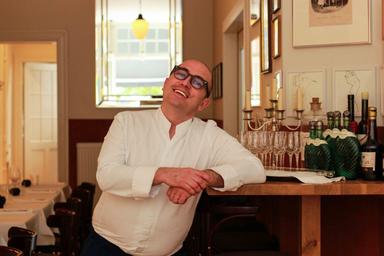 image du chef dans son restaurant