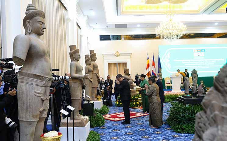 ambodia celebrates return of 70 looted 5