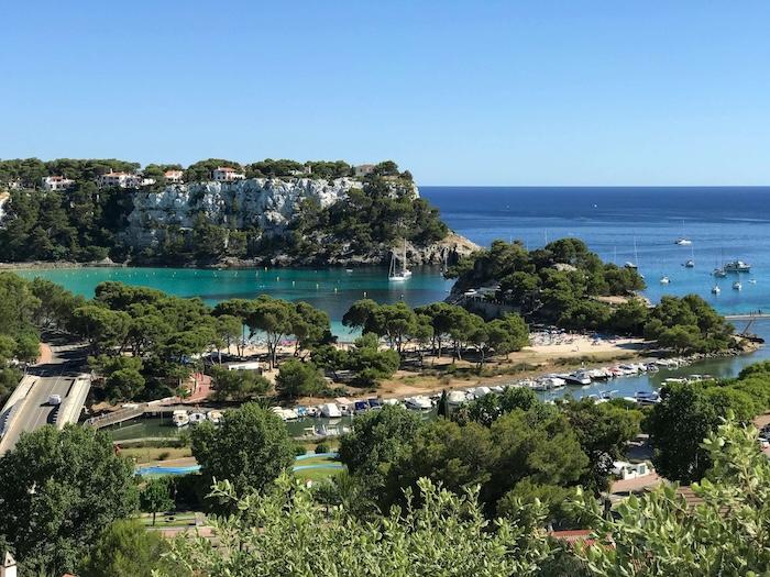 une crique à Minorque avec des constructions