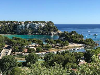 une crique à Minorque avec des constructions