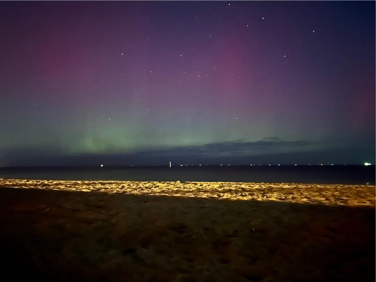 aurore australe observée depuis la plage de Saint Kilda lundi 12 aout à 22h18