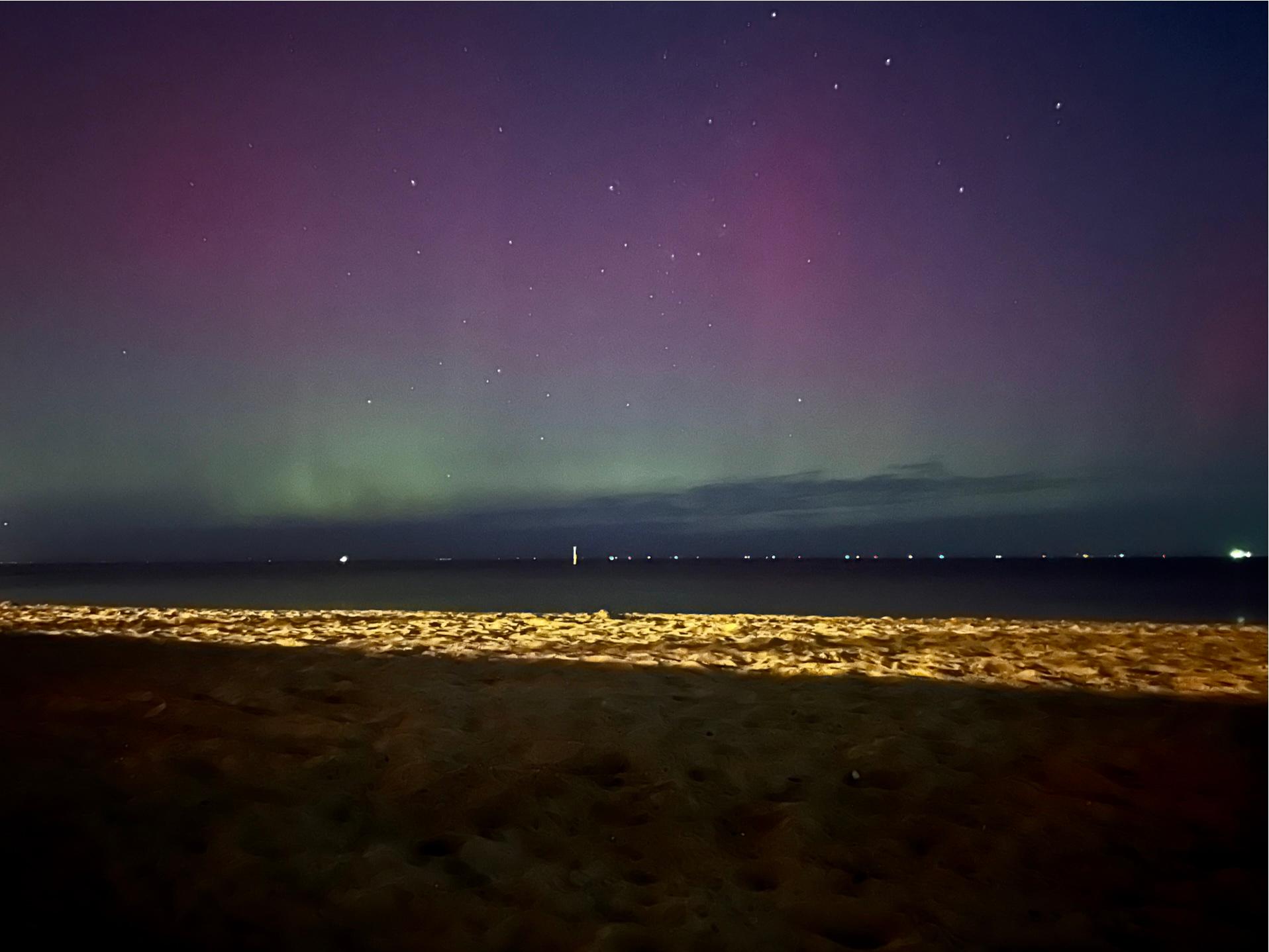 aurore australe observée depuis la plage de Saint Kilda lundi 12 aout à 22h18