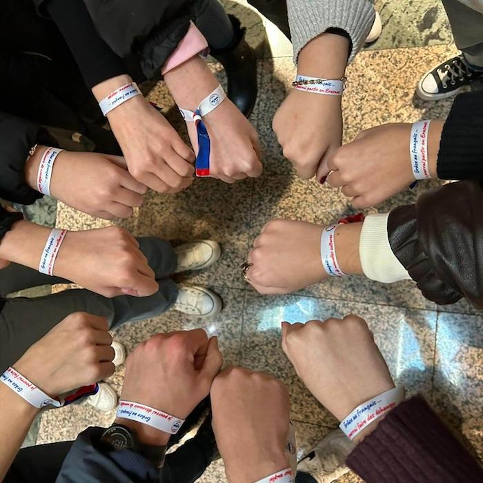 poignets d´élèves qui apprenent le français avec l'association flecoval dans la communauté valencienne