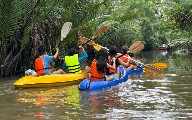 photo AEFC faisant du canoé