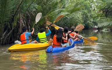 photo AEFC faisant du canoé