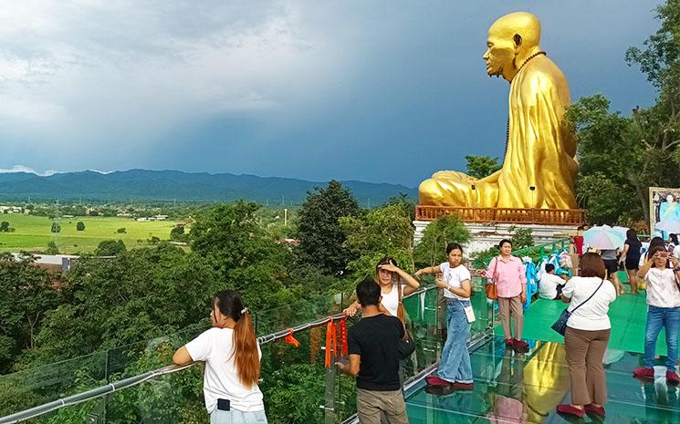 Lamphun-passerelle-verre-temple-Kruba-Srivichai