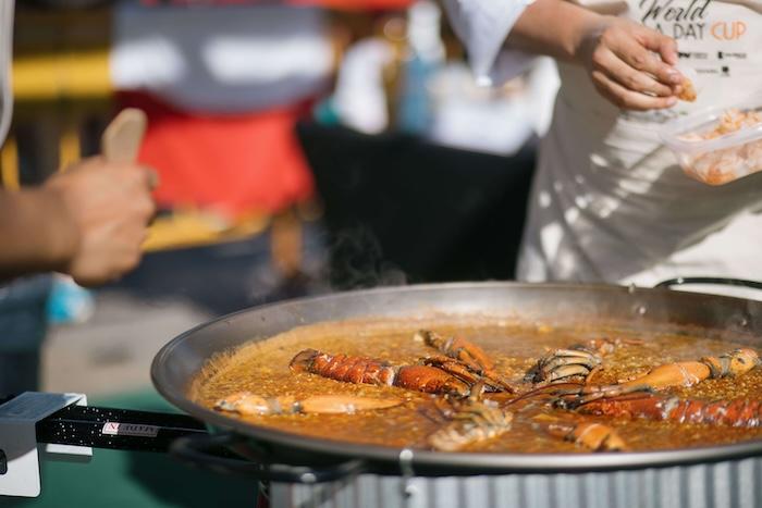 Paella avec des langoustes lors du World Paella Day à Valencia