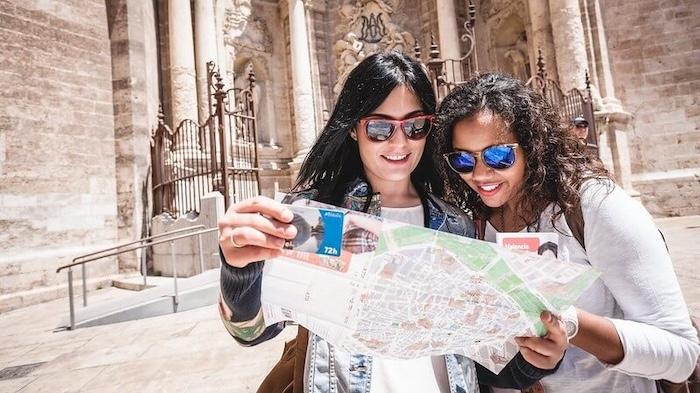 des touristes en train de lire une carte à valencia