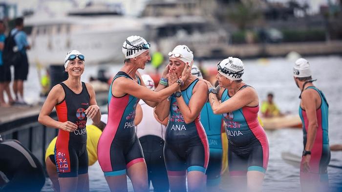 équipe féminine de triathlon dans l'eau à valencia