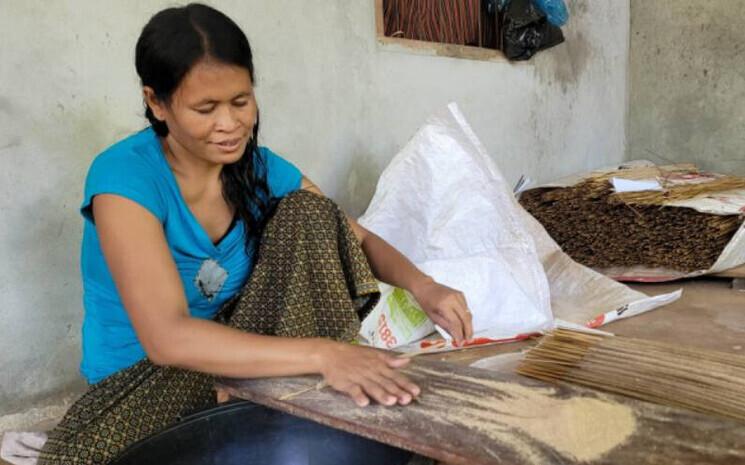 Femme cambodgienne fabriquant de l'encens