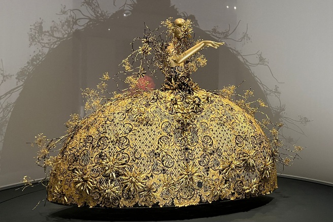 Robe signée Guo Pei