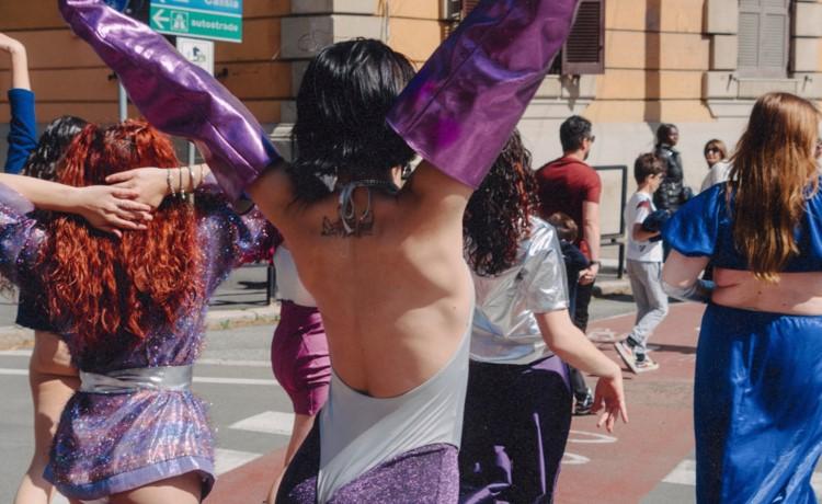 des personnes dansent dans la rue