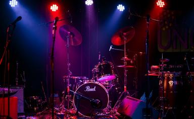 instruments de musique sur une scène de concert