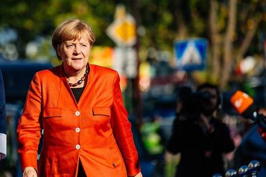 Angela Merkel marchant dans Tallinn