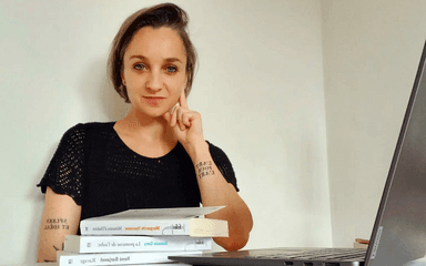 Coralie prof de français soutien scolaires devant son ordinateur