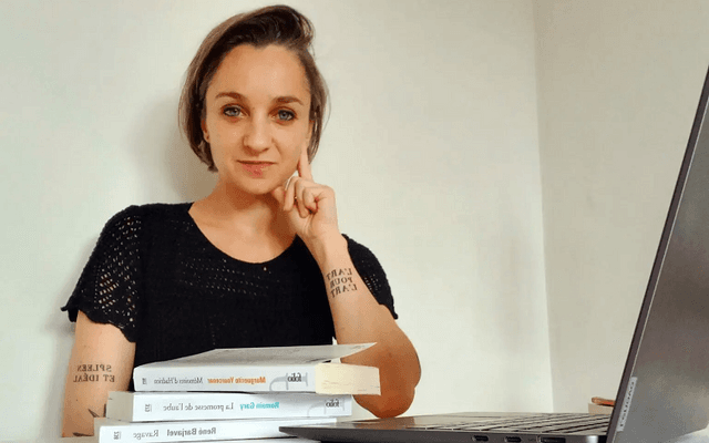 Coralie prof de français soutien scolaires devant son ordinateur