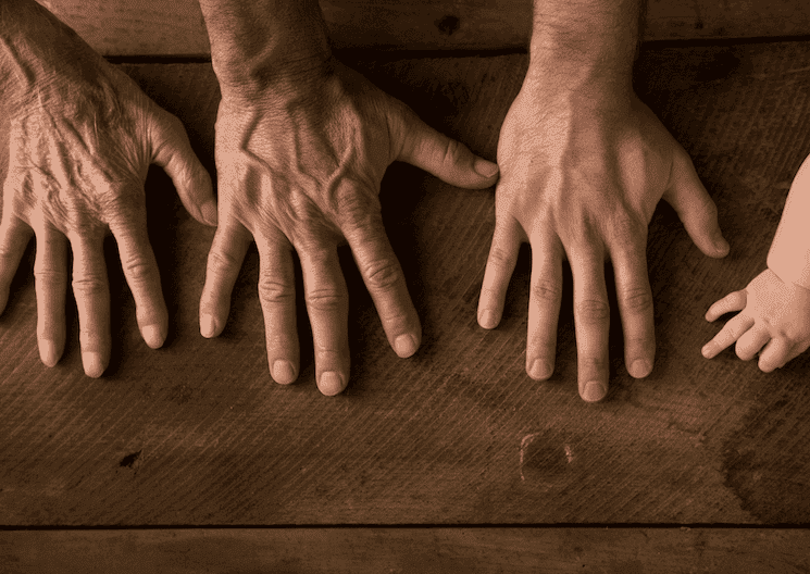 Photos de quatre mains d'âges différents