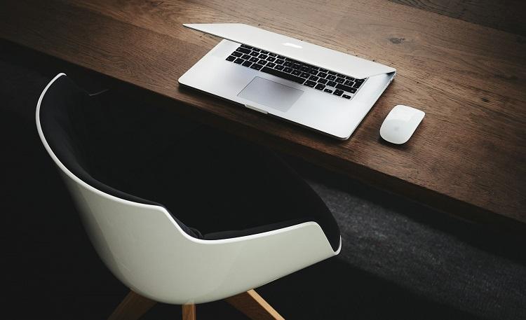 Ordinateur portable à moitié fermé sur un bureau