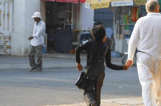 Un occidental avec un jeune garçon dans les rues de Phnom Penh source APLE Cambodia