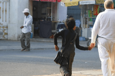 Un occidental avec un jeune garçon dans les rues de Phnom Penh source APLE Cambodia