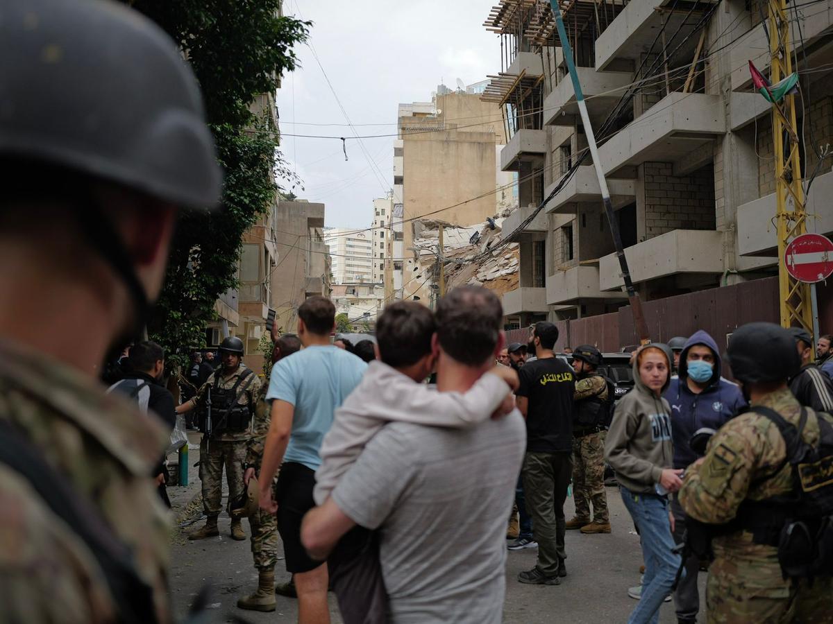 Un père et son fils après une attaque d'Israël sur un quartier de la banlieue sud de Beyrouth