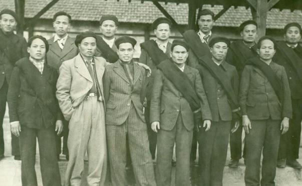 Photo hommage soldats-ouvriers vietnamiens