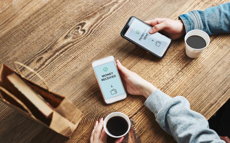 money-transfer-online-banking-people-transferrin-2023-11-27-05-33-58-utc