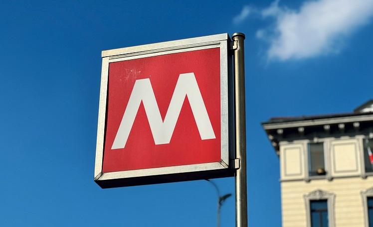 panneau M du métro de Milan