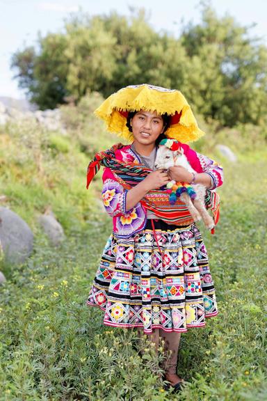 Photo d'une péruvienne en tenue traditionnelle