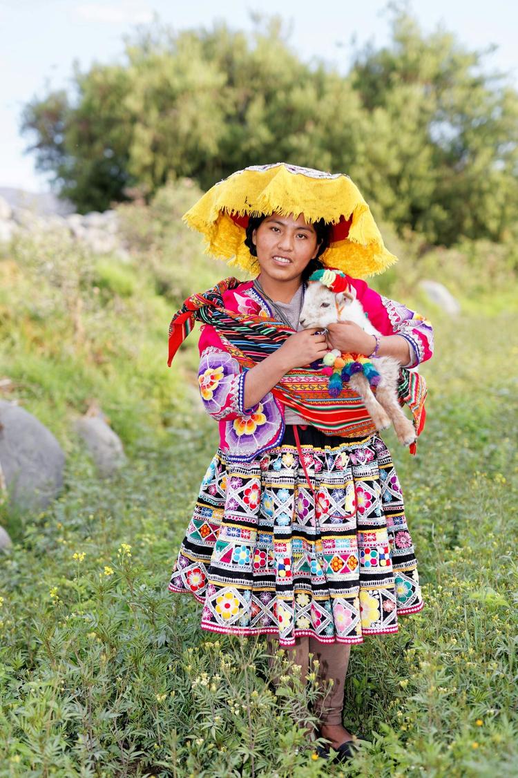 Photo d'une péruvienne en tenue traditionnelle