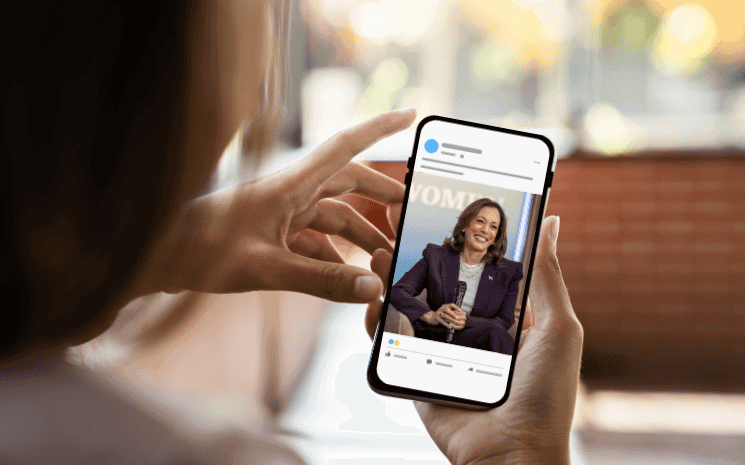 Une personnes regardant Kamala Harris sur son téléphone