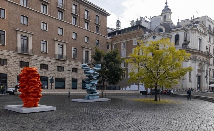 sculpture exposée sur une place de Rome