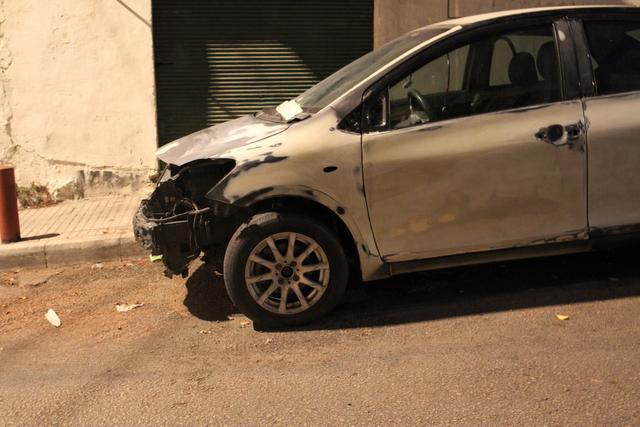 Voiture cassée dans une rue de Beyrouth