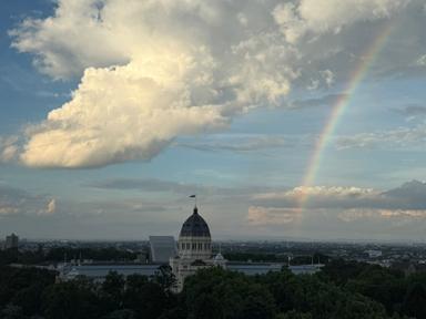 Après de fortes chaleurs, une pluie diluvienne s'est abattue sur Melbourne le 27 Novembre 2024, faisant place ensuite à un magnifique arc-en-ciel