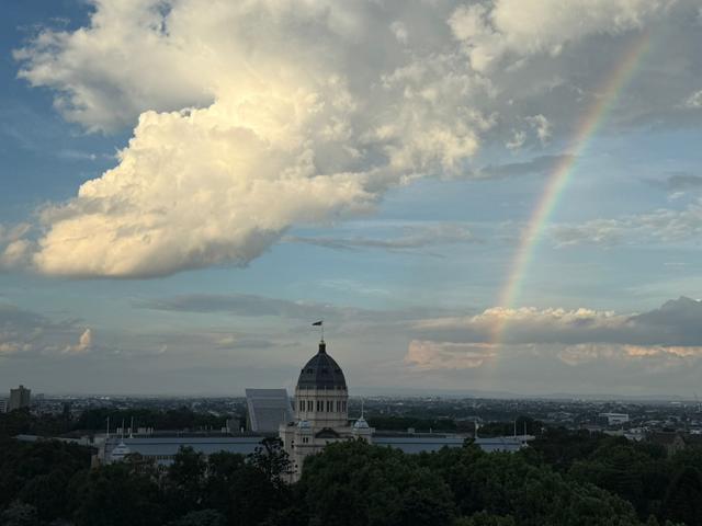 Après de fortes chaleurs, une pluie diluvienne s'est abattue sur Melbourne le 27 Novembre 2024, faisant place ensuite à un magnifique arc-en-ciel