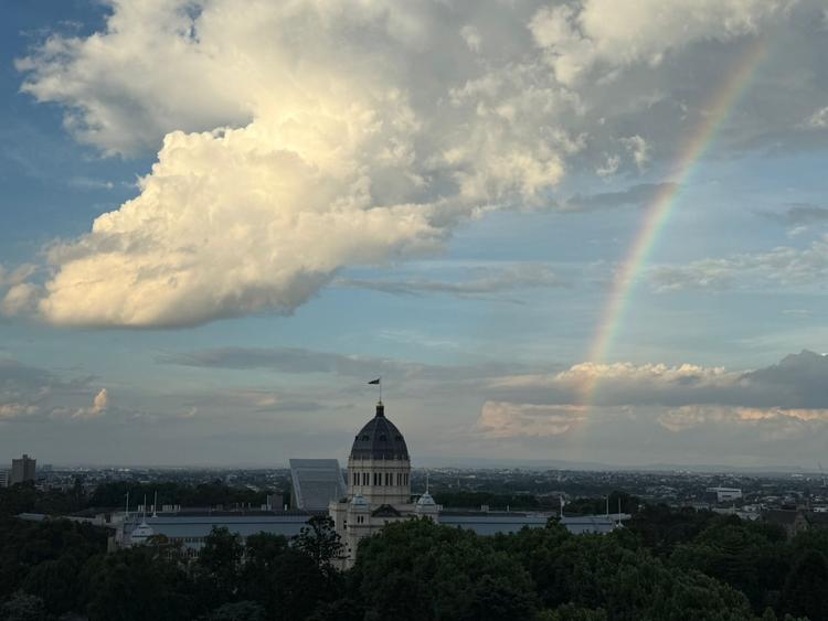 Après de fortes chaleurs, une pluie diluvienne s'est abattue sur Melbourne le 27 Novembre 2024, faisant place ensuite à un magnifique arc-en-ciel