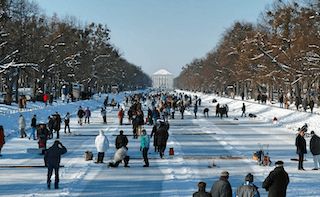patinoire devant un château