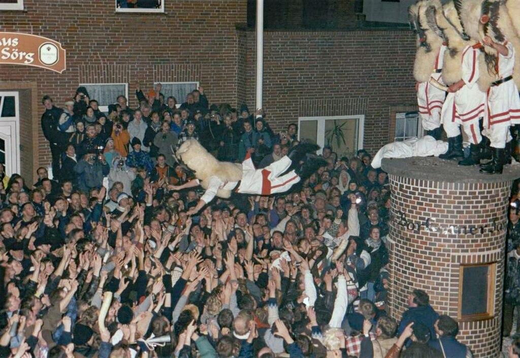 Un homme déguisé se jetant dans la foule à la fin des célébrations du Klaasohm en 1999.
