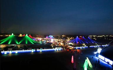 Vue aérienne des lumières de Noël du festival de nuit.
