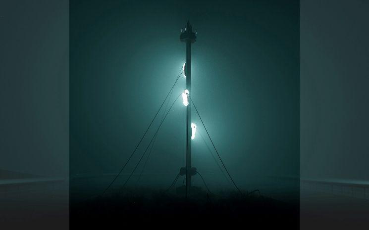 Panneau électrique sur fond sombre bleu