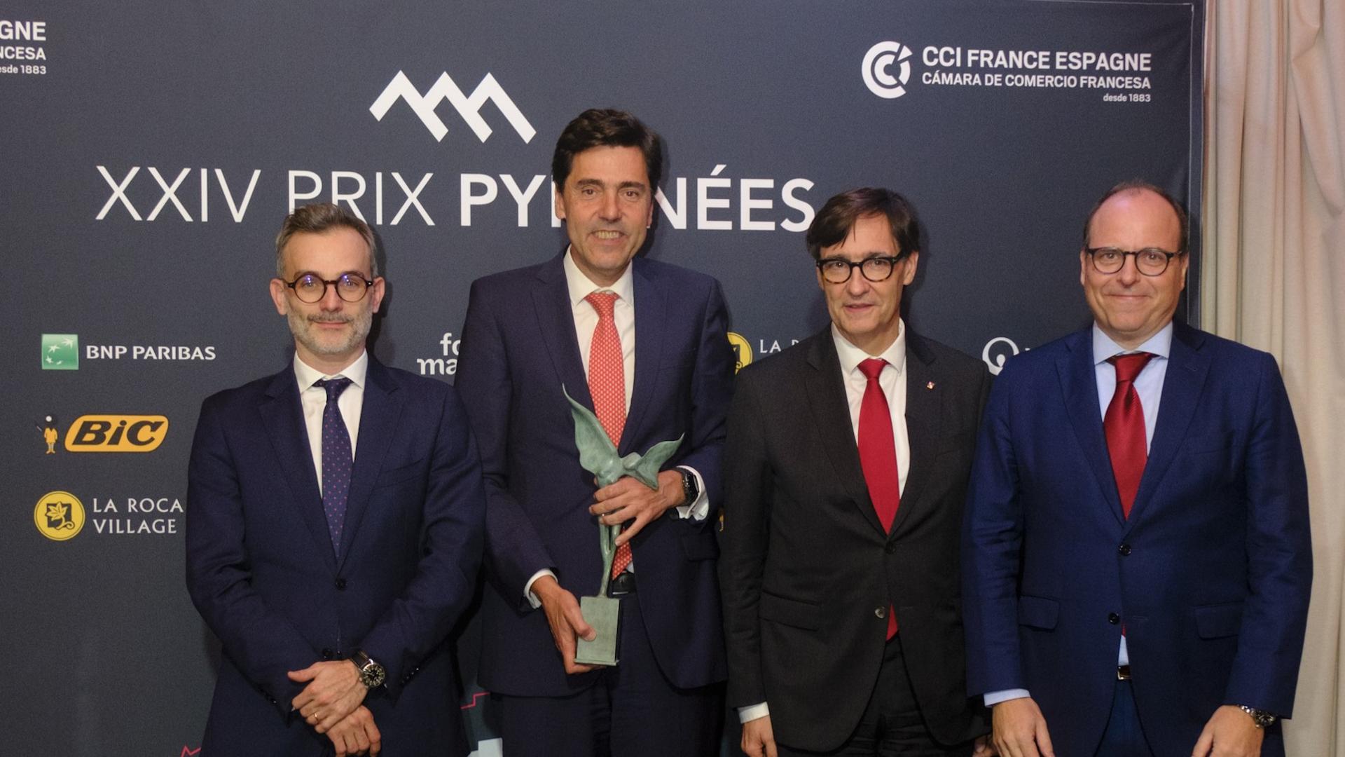 Quatre hommes posent lors de la cérémonie de remise du XXIVème Prix Pyrénées