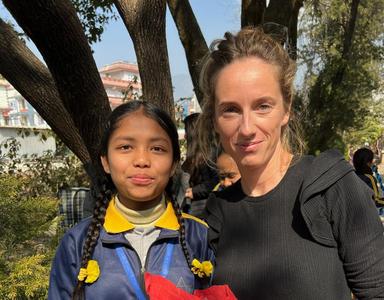 Fanny Riou, event manager de Mayaa, avec une enfant aidée par l'association