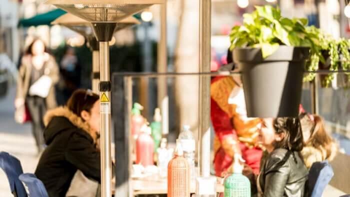 chauffages au gaz sur une terrasse à barcelone