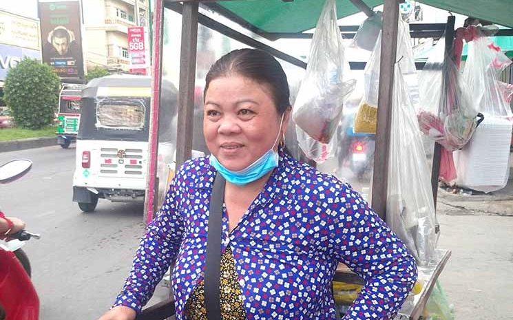Une vendeuse dans les rues de Phnom Penh.