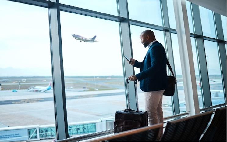 homme en voyage d’affaires