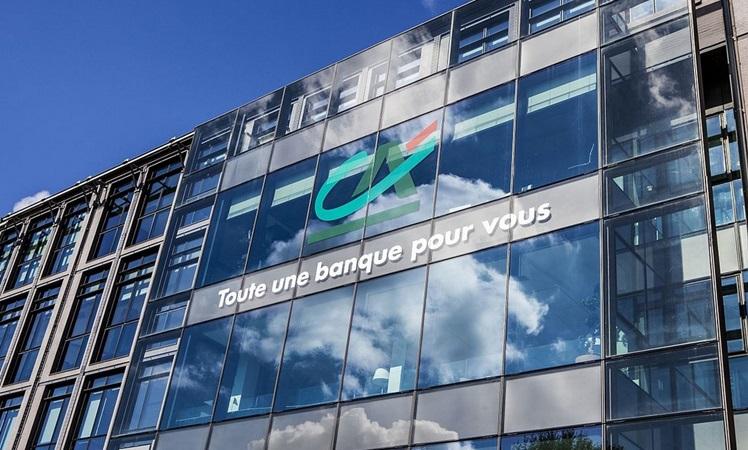 logo crédit agricole sur un immeuble en verre moderne