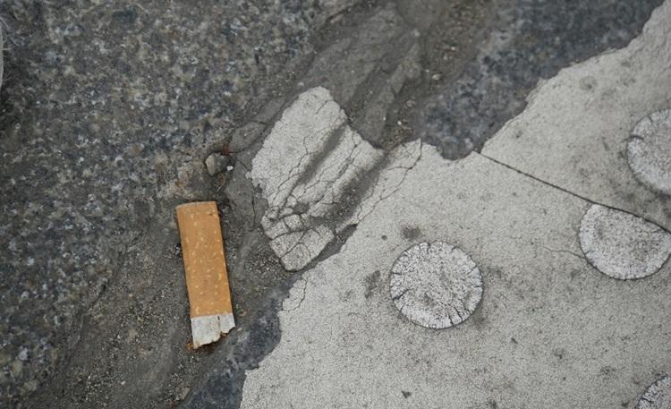 mégot de cigarette écrasé sur un trottoir