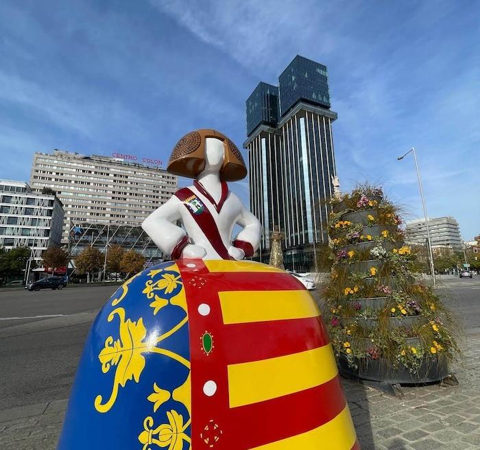 une menina fallera avec une robe en drapeau valencien à madrid